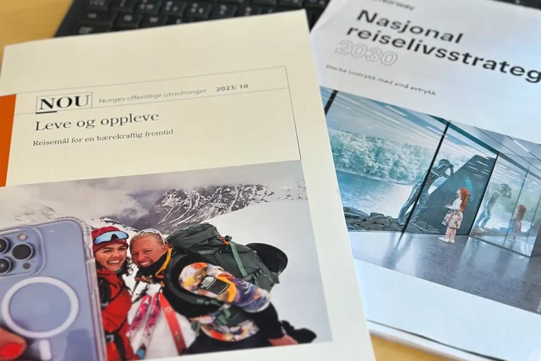 To norske regjeringsdokumenter om bærekraftig reiseliv og reiseliv. Det ene omslaget viser mennesker i snødekte fjell, det andre viser en gruppe som ser på et stort vindu med naturskjønn utsikt, som understreker viktigheten av "tillit i arbeidslivet" for å nå disse målene.